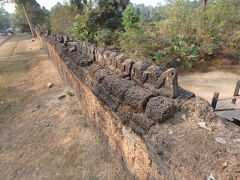 いつもの同行者の要望でバンテアイクデイの近くにあるタプロームへ。

本来の入口である東楼門は修復工事中の為、その南側に仮設の入口が設けられていて周壁を乗り越えて入場する。壁を上から観察できるという、いまだけの光景だ。