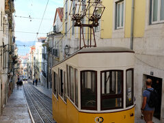 リスボンと言えば、この見たことあるケーブルカー。
それにしてもすごい勾配です。