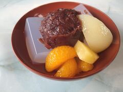 さて、雨は降ってるし、寒い。
他の観光地は駅から離れている…
目当てのうどん食べたし、バス乗ってまで行きたいか？という話になり、早めに切り上げるか…と
ひとまずカフェ的なところ…
とGoogleMAPで出てきたところに。

あんみつ