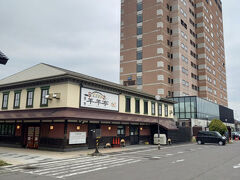 次は、ラビスタ函館ベイに隣接してある羊羊亭です。
開店前だったので、ラビスタベイのファミマに寄りました。
ここのファミマは他のコンビニより、北海道ならではの食べ物が充実しているようでした。