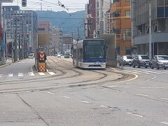 それでは、本題に戻ります。
函館駅前に路面電車の乗り場があります。こちらを利用します。