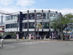 近くには塩ラーメンのお店、あじさい本店があります。午後１時頃でしたが、行列でした。