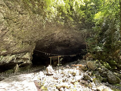 １１時１１分

「天安河原」に到着。

河原の一角にある「仰慕窟(ぎょうぼがいわや)」といわれる大きな洞窟。
願い事を叶えてくれるパワースポットと言われています。