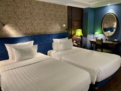 ホテルへ向かう道中、まだまだ元気に働く地元の人々の姿が印象的でした。
こんな夜中まで働いているなんて…と呟くと、夫は「日本だって24時間働けますか？って時代があったじゃん」と返答。
これから発展していく国の宿命なのですかね。

日付を跨ぎそうな時間の到着にも関わらず、フロントの男性は優しく出迎えてくれました。