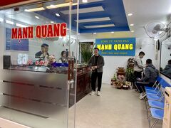 観光に繰り出す前にまず両替。
地球の歩き方に掲載されていた「両替商が並ぶ通り」、ハーチュン通りがホテルから近いので、向かいました。
いくつか両替商がありましたが、手招きしてくれた店に行きました。
写真を撮ったら、何故？と言いたげに、でも笑っていました。