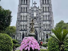 この日は徒歩で観光です。
雑多な町の中に突如現れるので、インパクト大。
蘭が飾られているというのが東南アジアらしいですね。