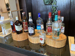 急に、アルコールの写真ですが
ホテル正面の写真、撮り忘れ～

１５時チェックインですが
当然、早めの到着(笑)
ラウンジオープンも１５時
３０分ほどロビーで待機
他にも多くの人がラウンジ待ち～
ルームキーはラウンジまでスタッフさんが届けて下さいます

さ～お楽しみはここから
どれからいこうか