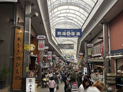 
旅の始まりは、久しぶりの熱海です。

商店街は、平日の午前中とは思えない賑わい。まるでゴールデンウィークのようです。有名店には、長い行列ができていました。
熱海の人気ぶりは聞いていましたが…。一時期の静けさを思い出すと、なんだか嘘みたいです。

