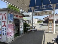
河津駅に着きました。おっとりした空気が流れる、静かな街です。

河津温泉郷や河津七滝(ななだる)に向かうには、駅前から東海バスを利用します。バス案内所の女性が、行き方やルートを親切に教えてくれました。
外国からの観光客の姿もあります。河津七滝は、ミシュラングリーンガイドに掲載されているのだそうです。

