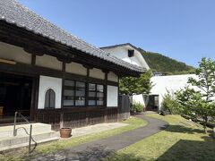 
滝巡りには明日行くつもりなので、きょうはこのまま宿に向かいます。
バスを「慈眼院前」で下車しました。

今夜の宿「モダン宿坊　禅の湯」はこの慈眼院に併設されています。
右奥に見える、真っ白な建物がその宿坊でしょうか。想像していたのとはまるで違う佇まいで、驚きました。
