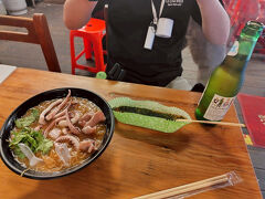 あまり食欲はないけど、せっかく台湾まで来てるんだから頑張って麺線行ってみましょう！

屋台で注文したら、なぜか「こっち来て」と別のお店に連行されましたが、エアコンが効いた阿輝麺線でした。

烏賊入り麺線　120元。

うん、エアコンない場所じゃキツかったですね。アッツアツのとっろとろですもんね。
旦那もたまらずビールを追加♪

