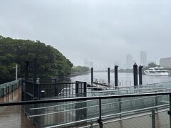 生憎の雨の中、竹芝から乗船