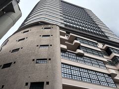 日本橋ダイヤビルディングは、旧江戸橋倉庫ビルの外観を一部保存しつつ、現代的なオフィスビルとして再生された
