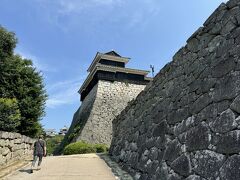 松山城の特徴でもある石垣は主に花崗岩で出来ており、本丸を囲む高石垣は10mほどの高さがあります。