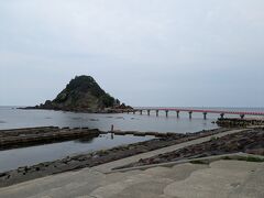 夕日の名所、由良海岸へやって来ました。東北の江ノ島と呼ばれる白山島が見えてます