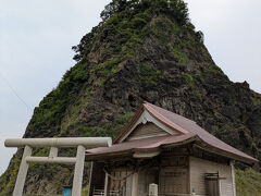 立岩
此処も鶴岡市内、かつての温海町です。
岩の高さは51m在ります。
従妹夫妻はPHOの岩好き、滝好きを理解していて、前回「羽越線から塩俵岩が見えた！」と大騒ぎしていた事を覚えていてくれて、更に此処まで足を延ばしてくれたのです
