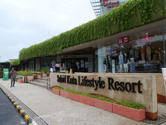 朝食の後は、ショッピングセンター「ビーチウォーク」へ。
GrabBikeで約15分、料金はIDR24,700（247円）。

まだオープン前でした。
営業時間は10：00～22：00（金・土曜日は～23：00）。

スケジュールの都合で別の日に訪れることにします。