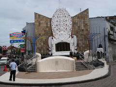 爆弾テロ慰霊碑です。

2002年10月に発生したイスラム過激派による爆弾テロによる犠牲者を慰霊するためのもので、「レギャン通り」沿いにあります。