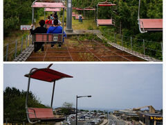 センターから砂丘へは
「観光リフト」に乗って行くことができます。
往復で４００円なり。

全国的にも珍しい、
道路の上を横断するリフト。
下を通る車の人と目が合うと
ちょっと小っ恥ずかしいですが、

砂の上を歩くのしんどい母には
便利かもー