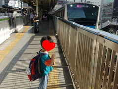 　泊まり先の亀戸までは山手線、京浜東北線、横須賀総武快速線の3線から選べます。なぜか我が子には強いこだわりがあり、選ばせてみたらやはり京浜東北線になりました。
　山手線との平行区間で、昼間は快速運転を行う京浜東北線。その快速の「最終電車」に乗り、秋葉原下車。