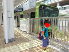 　昨日の京浜東北線へのこだわりはどこへやら。山手線に乗ると言って、緑の電車を笑顔で迎えました。