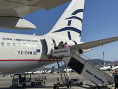 本来はアテネ12時10分着だったけど17時10分着
実はこの日は年に何回かあるパルテノン神殿エリアの入場料30ユーロが無料の日だったのです。
ダブルで残念
翌日は9時発でアルバニアのティラナに行く予定なのでアテネ発夕方便17時55分に変更して貰う為にデスクに寄りました。
正直、私は予定通りの便でも良かったぐらいだけど変更できました。
会社の都合で変更された便を持ってたせいか、変更無料でした。
もっとも、手数料云々言われたら文句言うけどネ。