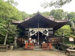 こじんまりとした本殿。