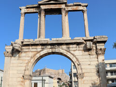 ハドリアヌスの凱旋門が向かいの道路沿いにありました。
アーチの中にアクロポリスの丘が見えてます。
ローマ皇帝ハドリアヌス（在位117年から138年）の栄誉を称えて建てられました。ローマ時代、この方がアクロポリスを気に入らなければアクロポリスの繁栄はなかったのだからそりゃ、お称えしないとネ。



