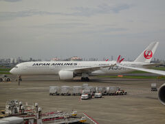 最寄り駅から、浜松町モノレールで羽田空港第一ターミナルへと。

今回乗る[JAL909便 エアバスA350]が来ました。