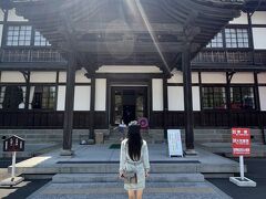 インター降りると人が集まっている駐車場があったので根来寺の駐車場かと思ったら、道の駅だった。
旧県議会議事堂があったので、ちょっと見学。