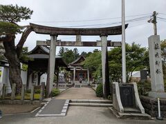 荘内神社
嘗て鶴ヶ岡城の本丸御殿の在ったところに明治10(1877)年に創建されました。と言うのも、この神社は庄内藩主酒井家の初代、二代、三代、九代藩主がご祭神として祀られているのです。それも庄内一円の人々の創意によるって凄くないですか。どんだけ慕われてたの
