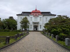 大宝館

大正天皇の即位を記念して大正4(1915)年に建てられました。開館当初は物産陳列館として、市立図書館を経て、現在は鶴岡の生んだ先人の偉業を讃える資料の展示を行っています