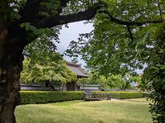 致道館
致道館は旧庄内藩の藩校でした。名前の由来は論語の一節
「君子学ンデ以テソノ道ヲ致ス」からで、今も、どころか令和6(2024)年4月1日に開校した中高一貫教育校に致道館の名が冠せられています。
kaoru-tsuruoka.com
鶴岡に来たら、此処は毎回外せません