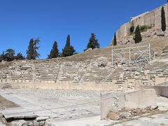 聖域の前には世界最古のディオニソス劇場があります。
紀元前6世紀頃に木造の建設が始まり後に石造りに改築し紀元前4世紀頃のもの。
ディオニソスはお酒の作り方と陶酔の力を広め単なる酒の神ではなく演劇、芸術、創造性、感情の爆発を象徴する存在なのでディオニソスに捧げる劇場です。