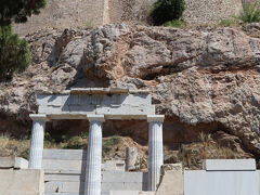 アスクレピエイオン
紀元前420年ごろの治癒神アスクレピエイオンの聖地より分祀されたらしい。
なんでここにかと言うと紀元前5世紀ごろアスクレピエイオン信仰がギリシャ各地で急速に広まったのを機にアクロポリスが宗教の中心でもあるしアスクレピエイオンの神性を高めアテネ市民にも癒しの神の恩恵を受けれる様に分祀したのです。