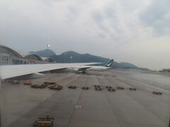 午前７時、雨上がりの香港国際空港に到着です。