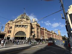 街の各所に残る植民地時代の建物巡りをテーマに街歩きに出かけました。まずは、ホテルからヤラ川の河畔をながめながら、フリンダースストリート駅(Flinders Street station)を見ました。