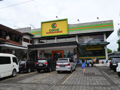 べべッ・ブンギルから歩いてすぐの場所にあるスーパーマーケット「COCO」で買物。