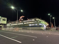 新潟港2:20発のおけさ丸で両津港(4:50着)に向かいます。