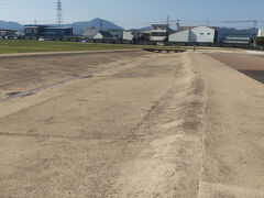 徒歩10分で今回の第一目的地、勝瑞城址に到着です。発掘が一段落したところでしょうか。広大な縄張を埋め戻したようです。国内200の城(址)に選ばれた割にはインパクトが弱いかな。今後どういう方向に持って行くのでしょうか。
発掘現場事務所で続日本100名城、第175城のスタンプを貰います。