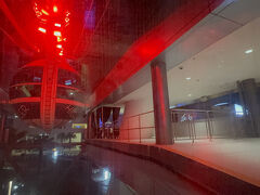 40人乗りのキャビンですが、この時は私達入れて6人、カップルと男子2人組でした。
なので中を自由に動き回れます。