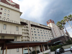 更に１時間半ほど走って、三日月シーパークホテル安房鴨川に到着。
しかし、看板は「ホテル三日月」になっているが。
それなりに有名なホテルだったので、建物はそこそこ大きなホテルだ。