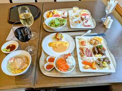 AM8:00 函館駅の隣プレミアCABINホテル函館2階【ハーバーダイニング】にて朝食。

他の函館有名ホテルと比べ小規模ですが、料理が美味しくバランスの取れたビュッフェで、ライブキッチンで頂くオムレツのウニソースが特に好きです。

赤白ワインやスパークリングワインもあり、非日常を感じテンション上がります。

じゃらん遊びから朝食のみの予約が出来ます。