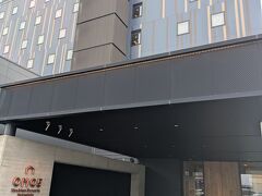 駅から徒歩5分、本日の宿【OMO5函館 by星野リゾート】

チェックイン前ですが、手荷物を先に預けれるか確認した所、フロント横のダイヤル式ロッカーを滞在期間中何度でも使用ＯＫとの事でした。駅近の立地で、こういったサービスは地味に有難いです。