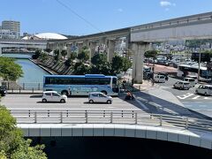 なはバスターミナルで下車、歩道橋から乗ってきたバスを見送ります。
天気がいいと川の色まで綺麗に見えますね。（これは気のせいかも）