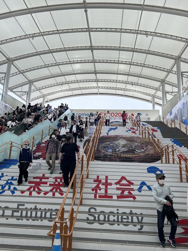 16:40夢洲着。<br />夜間チケットの入場時間が17時から16時からになったことでゲートが混んでる。(今、振り返るとたいした混み具合ではなかった)<br />15分並んで東ゲートを通過。