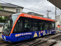 ホテル周辺の散策後は伊予鉄道の路面電車で松山城見学に行きます。

松山城までは道後温泉駅から電車で15分ぐらいの「大街道」というところで降り、そこから歩いて10分位です。
運賃の支払いにはパスモなどの交通系ICカードが使えました。