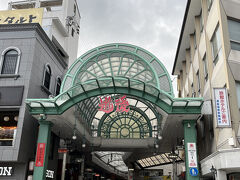 道後温泉駅まで戻り、夕食の時間まで「ハイカラ通り」という商店街を散策し、バラ売りの「坊ちゃん団子」を購入しました。
