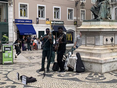広場では、エルヴィス・プレスリーの曲を演奏。上手！ギャラリーもたくさんいました。