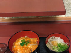 歳をとると、柔らかいものが美味しく感じるようになります
新梅田食道街の「潮屋」さんで玉子丼そばセット

玉子丼「甘い」！